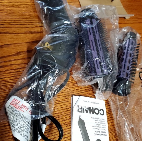 Conair Style With Hot Air 1.5 in (38mm) Curling Brush 2 Heat Settings Dual Volta - Picture 2 of 2